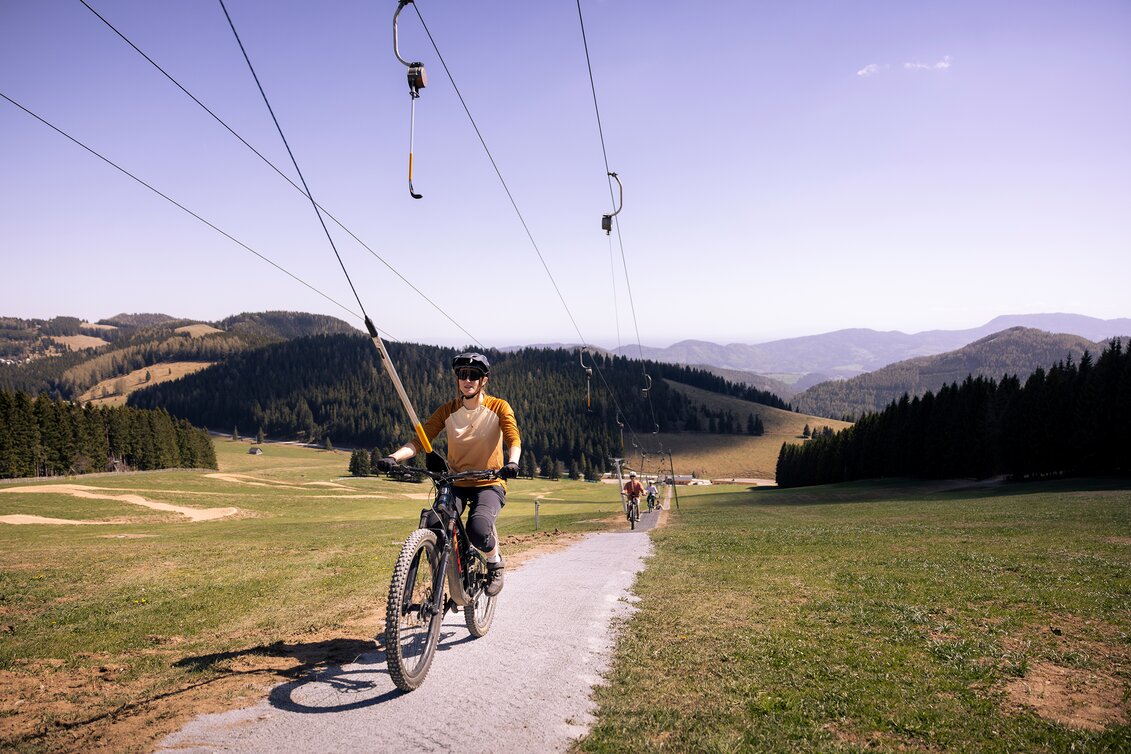 Mountainbiker auf einer malerischen Strecke | © Oststeiermark Tourimus | klemenskoenig.at