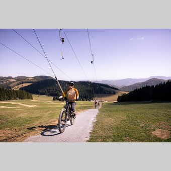Mountainbiker auf einer malerischen Strecke | © Oststeiermark Tourimus | klemenskoenig.at