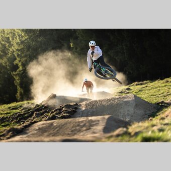 Mountainbiker in der Luft beim Sprung | © 
Oststeiermark Tourismus | klemenskoenig.at