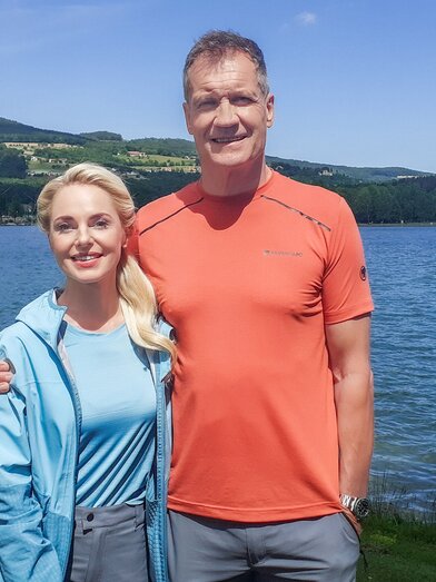 Silvia Schneider und Armin Assinger am Stubenbergsee | © ORF