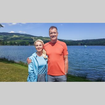 Silvia Schneider und Armin Assinger am Stubenbergsee | © ORF