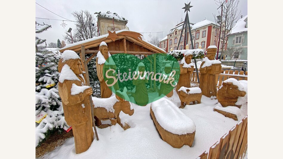 Verschneite Holzkrippe auf dem Adventmarkt Weiz | ©  Oststeiermark Tourismus | Heran