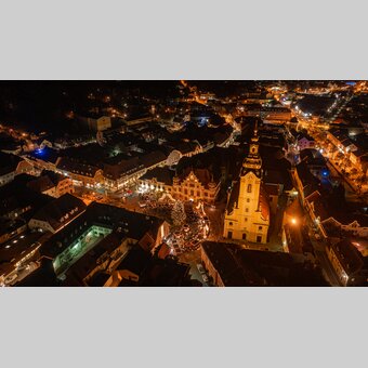 Luftaufnahme vom Hartberger Adventmarkt am Abend | ©  Oststeiermark Tourismus | Rene Strasser