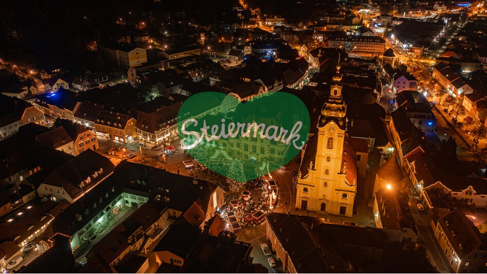 Luftaufnahme vom Hartberger Adventmarkt am Abend | ©  Oststeiermark Tourismus | Rene Strasser
