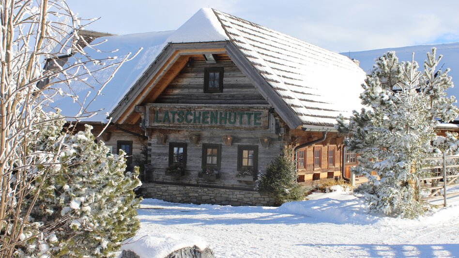 Winterliche Latschenhütte in der Oststeiermark