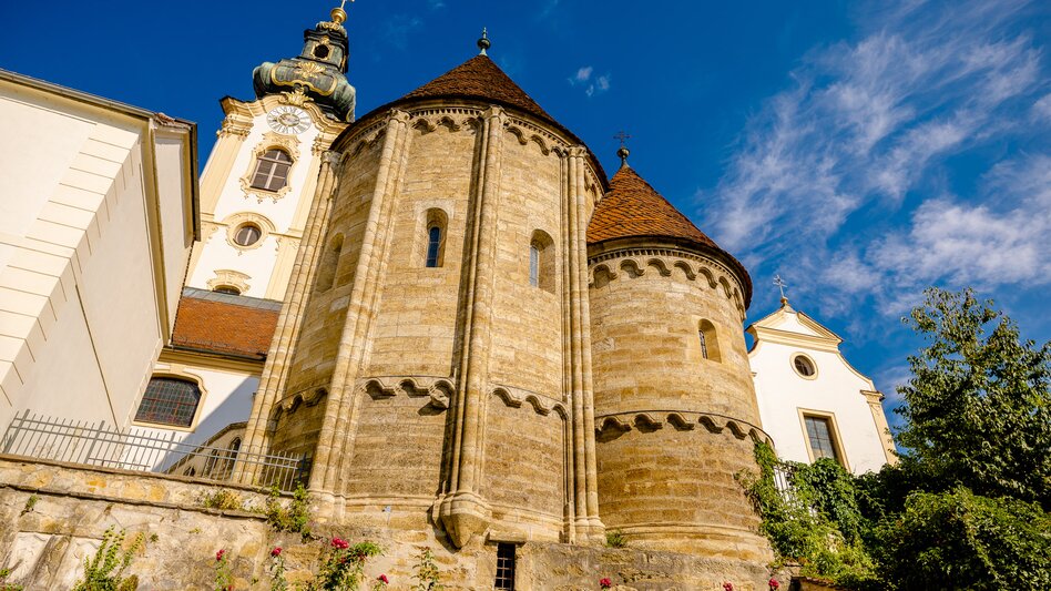 Pfarrkirche und Karner Turm in Hartberg  von unten