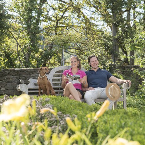 Kurze Pause im Schlosspark Herberstein | © TV Oststeiermark | Bernhard Bergmann | © Oststeiermark Tourismus, Bernhard Bergmann