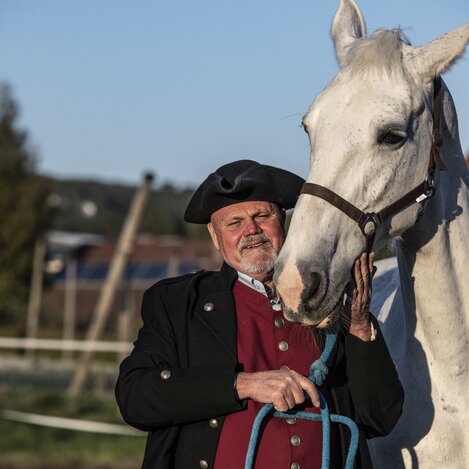Schlosskutscher Rudi Almer in Schielleiten | © TV Oststeiermark | Rene Strasser | © Oststeiermark Tourismus, Rene Strasser