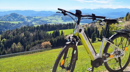 E-biking with a view of the Almenland in Eastern Styria | © TV Oststeiermark | Christine Schwetz