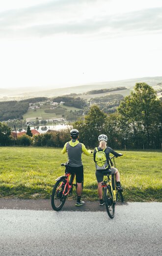 Radfahrer blicken auf den Stubenbergsee in der Oststeiermark | ©  Oststeiermark Tourismus | cmvisuals | © Oststeiermark Tourismus, cmvisuals