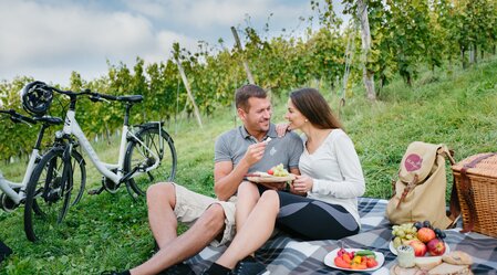 Cycling picnic in the vineyard in Eastern Styria | © TV Oststeiermark | die mosbachers | © TV St. Ruprecht, die mosbachers