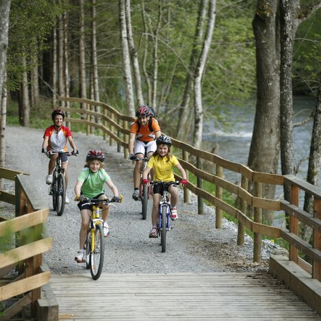 Radfahren mit der Familie in der Feistritzklamm in der Oststeiermark | © TV Oststeiermark | Maria Rauchenberger