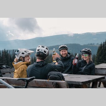 Einkehr bei der Glatzl Trahütten Alm | © Verein Tourismusentwicklung Steirischer Wechsel | Roastmedia