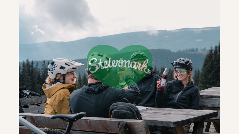 Einkehr bei der Glatzl Trahütten Alm | © Verein Tourismusentwicklung Steirischer Wechsel | Roastmedia