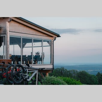 Pause bei Aussicht bei den Steirischen Wexl Trails | © Wexl Trails | Roastmedia
