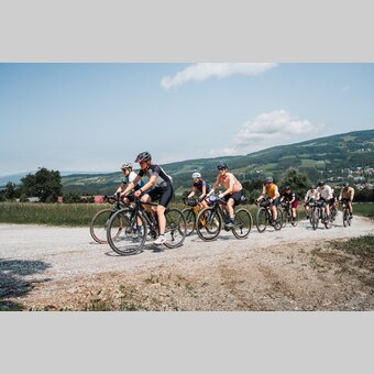 Gravelbike-Gruppe unterwegs in der Oststeiermark | © 
Oststeiermark Tourismus | Chris mit 5komma5sinne
