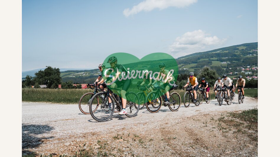 Gravelbike-Gruppe unterwegs in der Oststeiermark | © 
Oststeiermark Tourismus | Chris mit 5komma5sinne