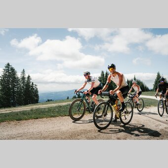 Gravelbiker auf dem Weg zum Hochwechsel in der Oststeiermark | © Oststeiermark Tourismus | Christoph Lukas