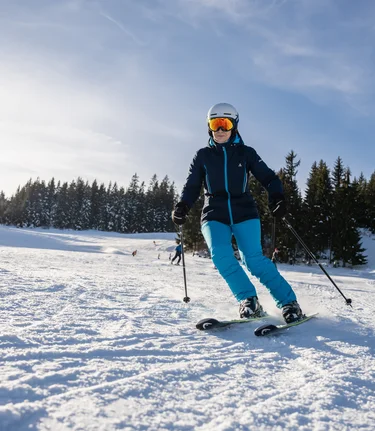 Skifahrerin im verschneiten Joglland | © TV Oststeiermark | Joglland-Waldheimat, Klaus Ranger