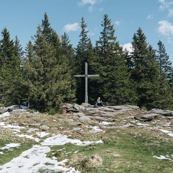 Break at the summit cross on the Teufelstein in Fischbach | ©  Oststeiermark Tourismus | Line Sulzbacher