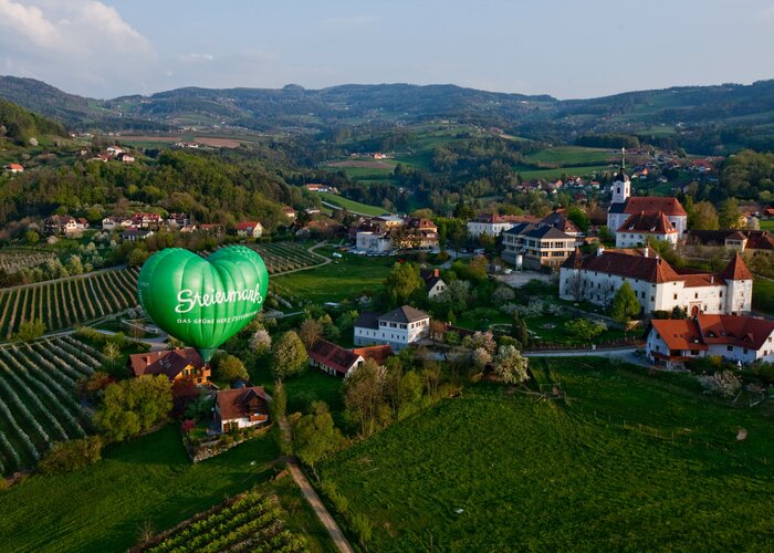 Ballooning in apple country in Eastern Styria | © TV Oststeiermark | Tom Lamm