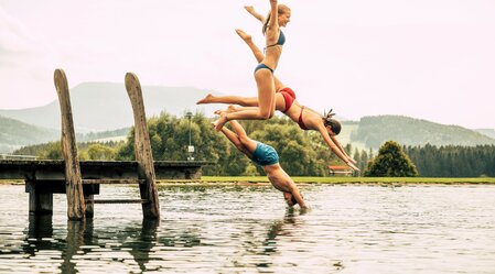 Jump into the water at Passailer Freizeitsee in Eastern Styria | © TV Oststeiermark | Bernhard Bergmann