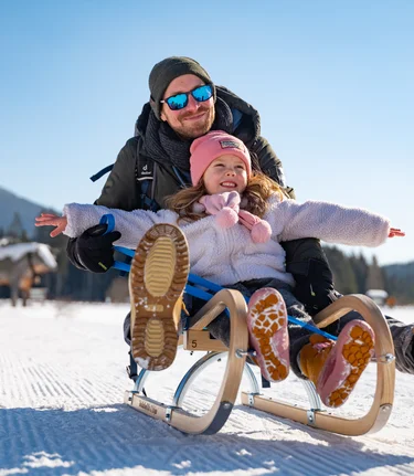 Vater und Tochter Rodeln | © Oststeiermark Tourismus | Bernhard Bergmann
