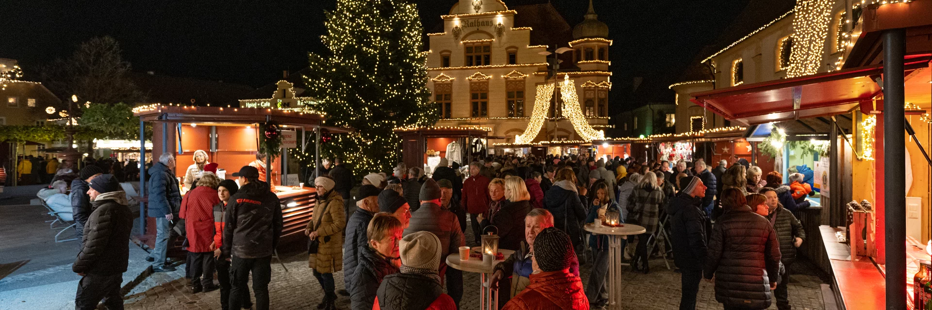 Weihnachtsmarkt mit Blick auf das Hartberger Rathaus | © TV Oststeiermark | Rene Strasser