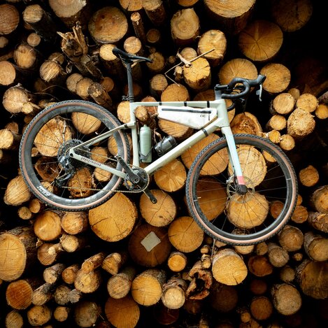 Gravel Bike auf Baumstämmen in der Oststeiermark | © TV Oststeiermark | Martin Granadia