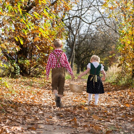 Kinder in Tracht im herbstlichen Naturpark Pöllauer Tal | © TV Oststeiermark | Helmut Schweighhofer