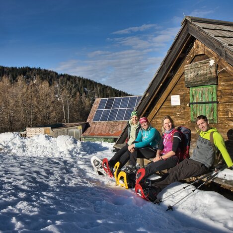 Rasten beim Schneeschuhwandern auf der Tyrnauer Alm | © Oststeiermark Tourismus