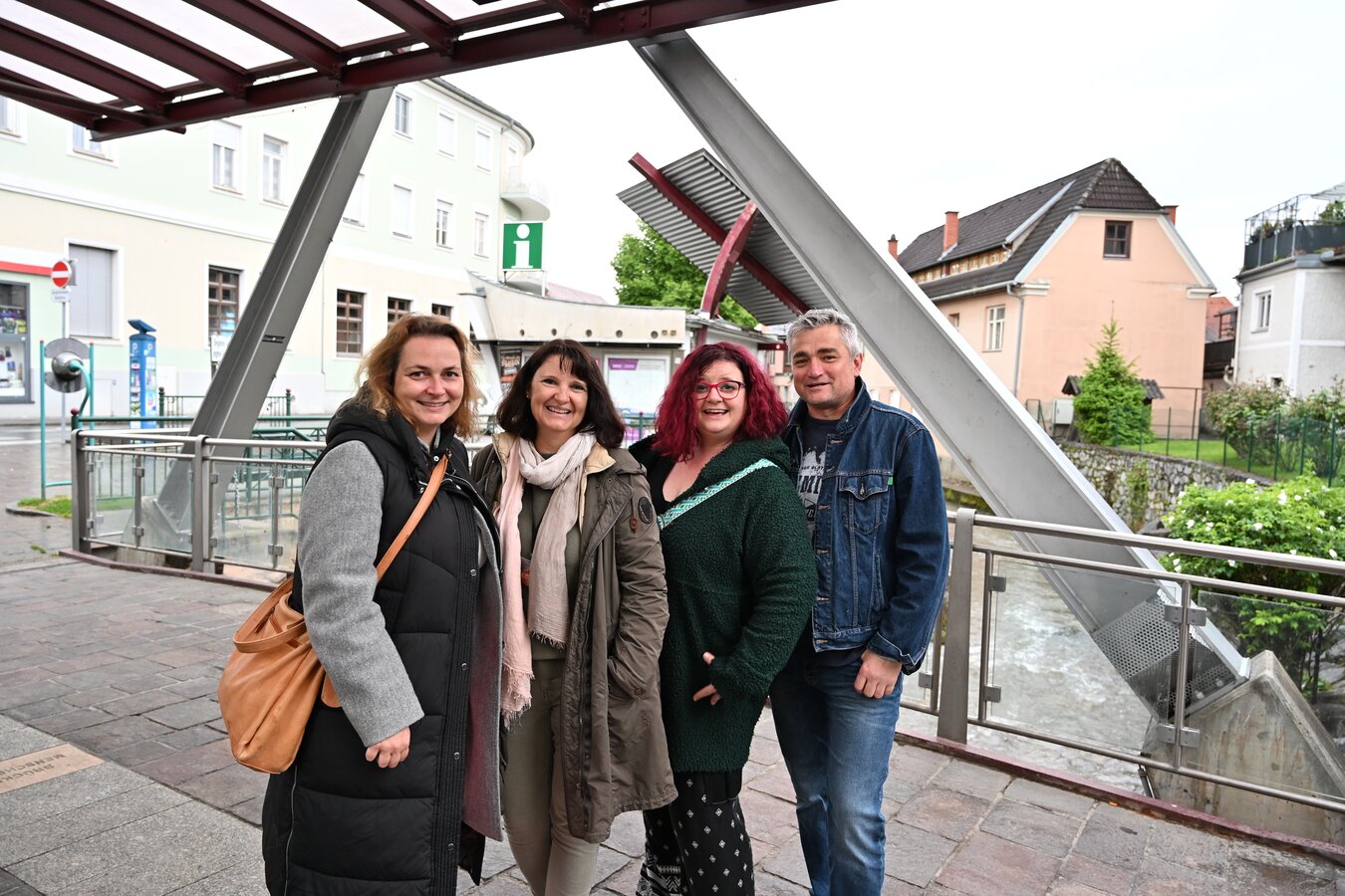 Gruppenfoto mit Nina Darnhofer und Schauspielern