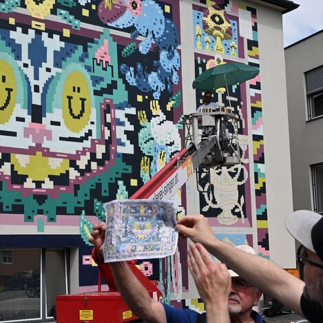 Street Art Kenner Alexander Hertel zeigt Skizze in die Runde | © Oststeiermark Tourismus | Nicole Friesenbichler