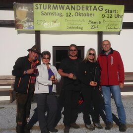 Plakat und Teilnehmer vom Sturmwandertag im Apfelland-Stubenbegsee in der Oststeiermark