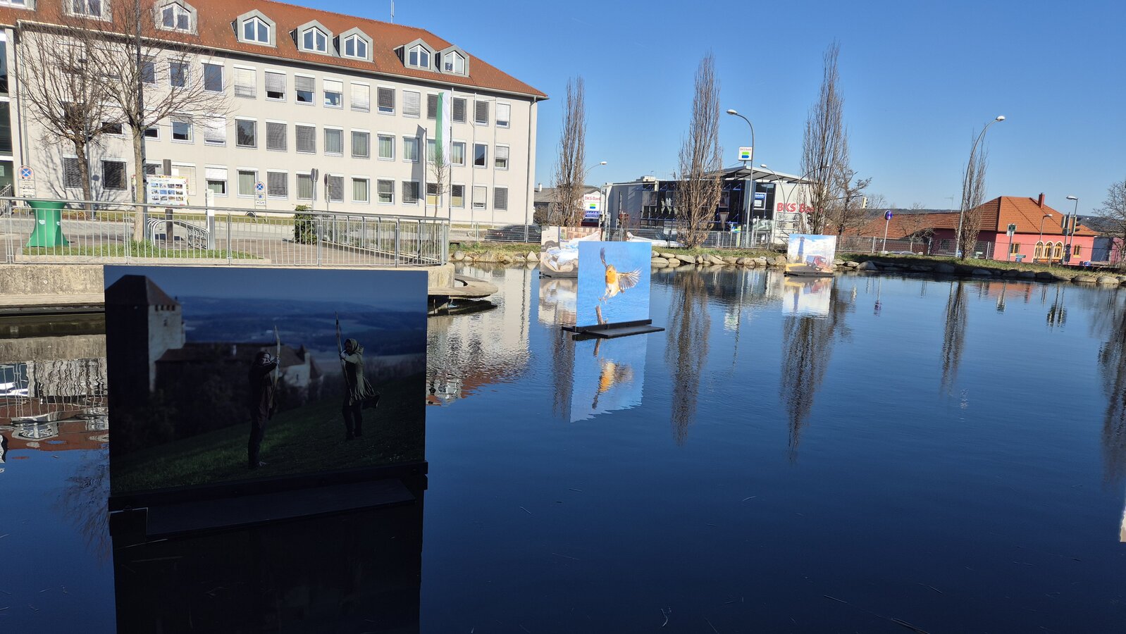 Schwimmende Bilder am Rochusteich in der oststeirischen Stadt Hartberg