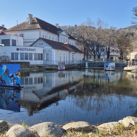Schwimmende Bilder mit Bezirkshauptmannschaft in Hartberg | © 
Oststeiermark Tourismus | Carmen Miletich