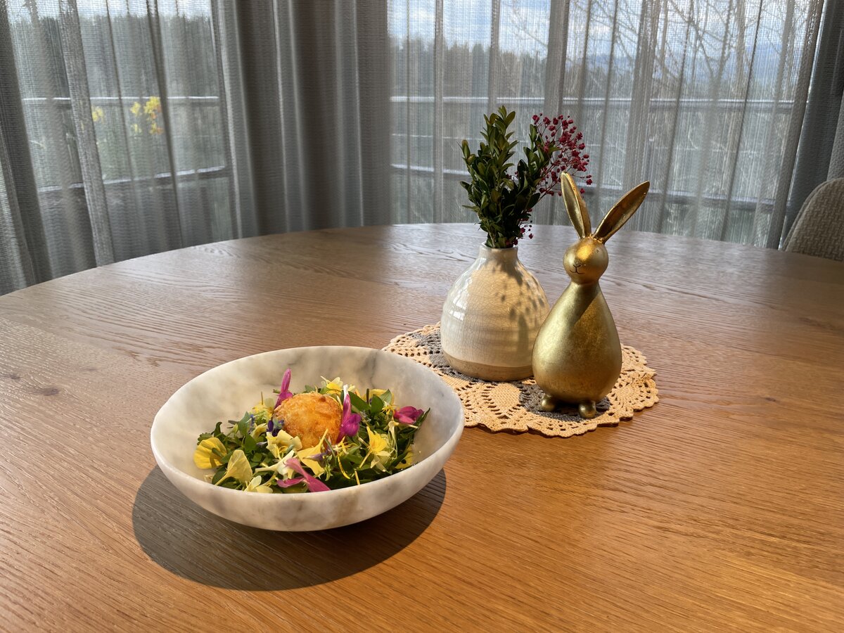 Gebackenes Ei mit Frühlingssalat