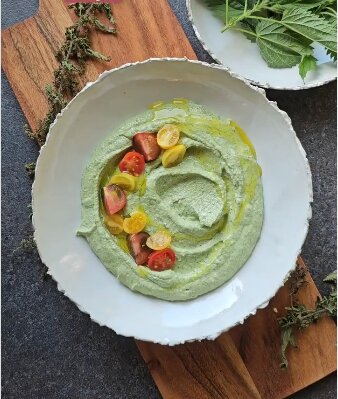 Frisch zubereiteter Brennnessel-Dip