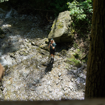 Anna beim Fotografieren des Romai Wasserfalls | © Jasmin Perhofer