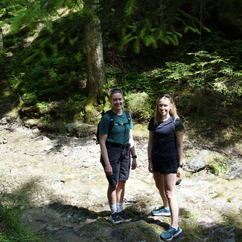 Anna und Jasmin bei den Romai Wasserfällen | © Jasmin Perhofer