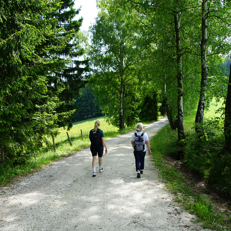 Anna und Herti bei der Wanderung zum Romai Wasserfall | © Jasmin Perhofer