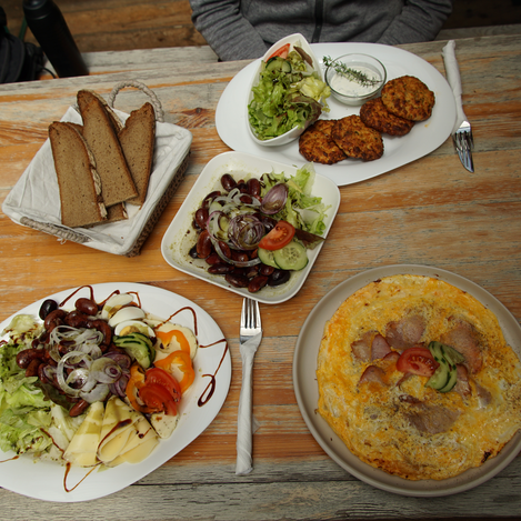 Essen bei der Arzberghütte in der Oststeiermark | © Jasmin Perhofer