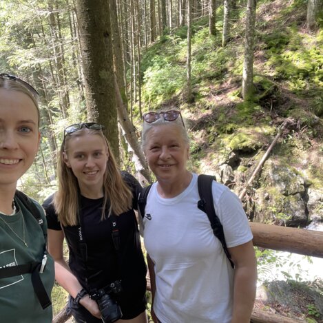 Selfie beim Romai Wasserfall in der Oststeiermark | © Anna Fink
