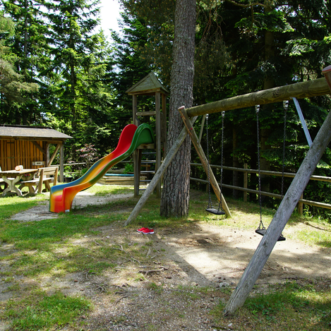 Spielplatz bei der Arzberghütte in der Oststeiermark | © Jasmin Perhofer