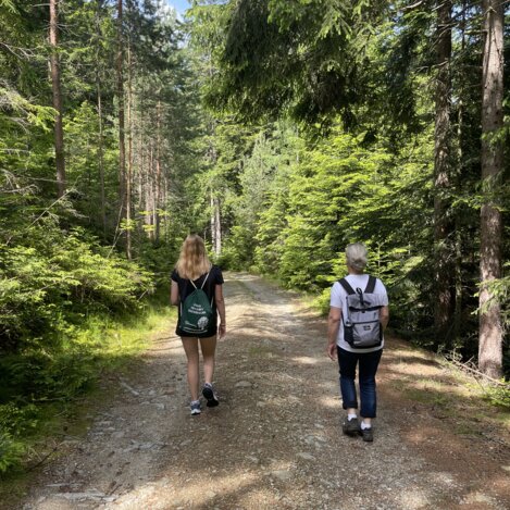 Herti und Jasmin beim Wandern in der Oststeiermark | © Anna Fink
