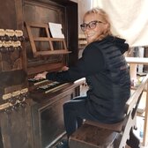 Claudia an der Orgel in der Pfarrkirche Pöllau