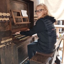 Claudia an der Orgel in der Pfarrkirche Pöllau