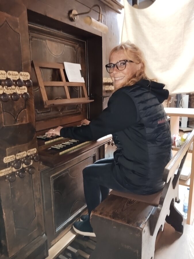 Claudia an der Orgel in der Pfarrkirche Pöllau