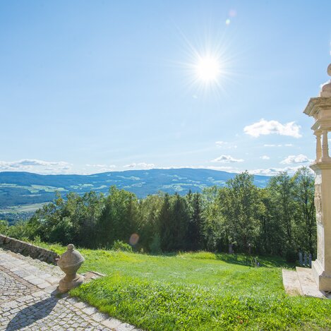Aussichtspunkt bei der Wallfahrtskirche Pöllauberg in der Oststeiermark | ©  Oststeiermark Tourismus | Helmut Schweighhofer