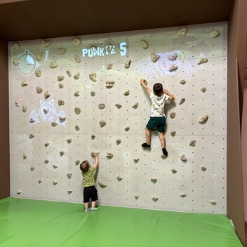 Kletterwand im RatzFatz Indoor-Spielplatz | © 
Oststeiermark Tourismus | Patricia Kamper